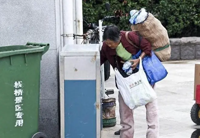 为什么现在捡瓶子的老年人越来越多，3个原因告诉你真相！