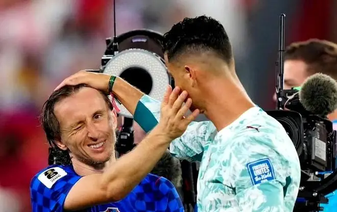 莱万转发“抢劫”论,伊布炮轰FIFA偏袒C罗!两位传奇看不下去了