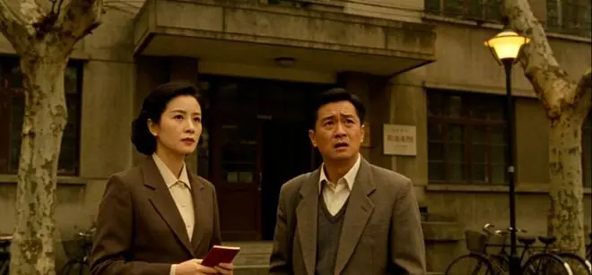 90年女同事为分房，求我假结婚，领完证分到房后，她却说不急着离