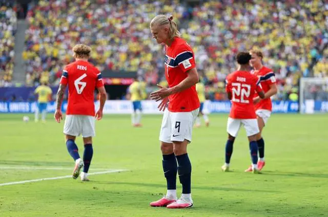 2-1！哈兰德5战7球比肩姆巴佩，送巴西36年耻辱，内马尔黯然告别