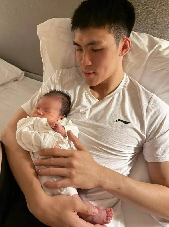 男篮奇兵庞峥麟回家晒娃：第一次见面，多多指教