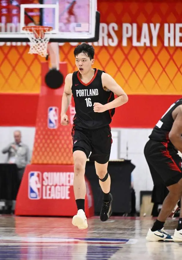 20分钟轰18+10+5!杨瀚森在NBA夏联爆发,为啥在国家队却施展不开