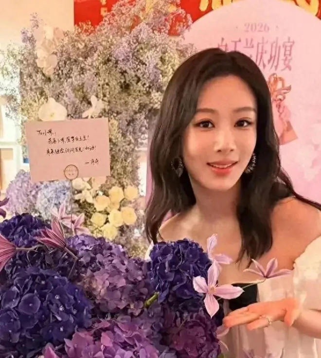 白玉兰庆功宴上杨紫的全家福，让大家瞬间读懂了她20年打拼的底气