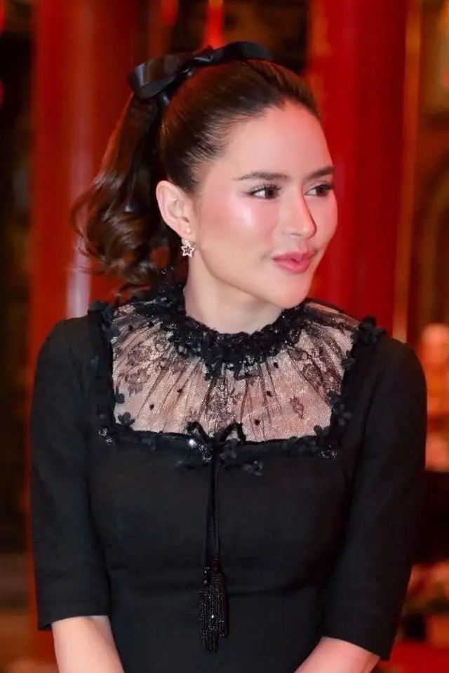 泰王宠爱90后小主欧拉弄，封她“花环夫人”，地位不输贵妃诗妮娜