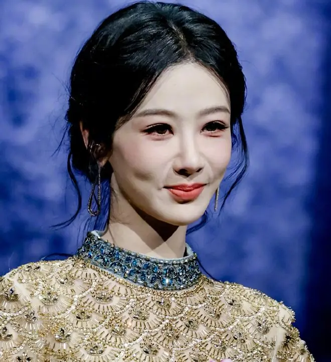 微博之夜红毯明星生图状态！杨幂妆浓、杨紫脸垮，王一博像戴假发