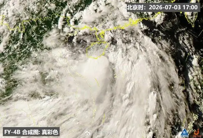 台风“美莎克”登陆现场狂风骤雨，海南岛、广东、广西等地或遭遇大暴雨至特大暴雨，预计4日晚在广西和越南北部交界附近沿海再次登陆