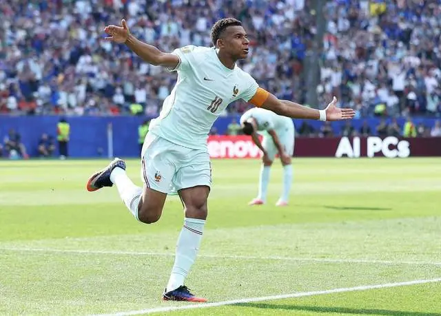 世界杯第1场1/8决赛！法国2-0淘汰摩洛哥，姆巴佩、登贝莱破门