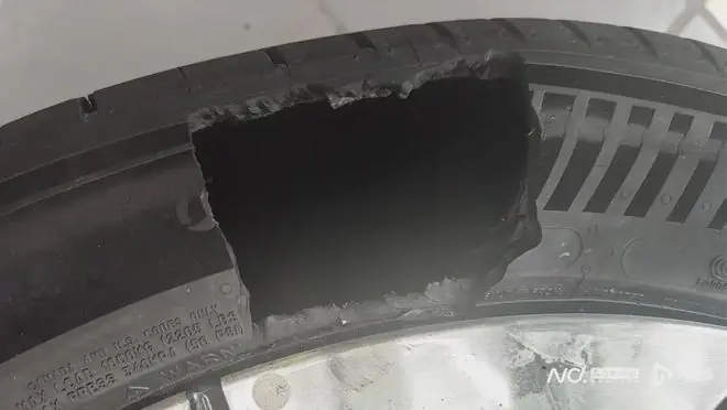 广东车主投诉：三十多万元的车，才10天轮胎就爆了……知名电车品牌4S店说法反复，遭质疑