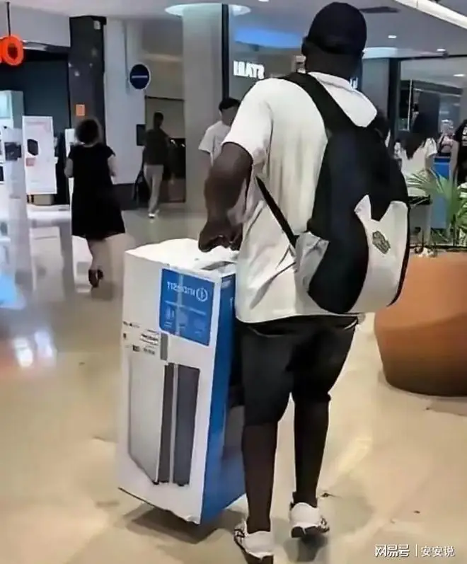 一个老外，花三万多块钱买了台中国空调，到手之后对着镜头直接喊