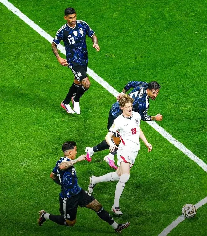 梅西助攻！2-1：劳塔罗绝杀！世界杯伟大逆转，阿根廷淘汰英格兰