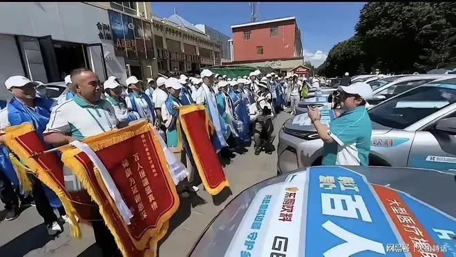 韩红带队去内蒙做义诊，大阵仗场景引争议！网友：还差一辆检阅车