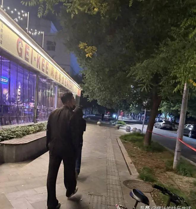 玥儿放暑假回北京！网友偶遇小菲陪女儿街头散步，玥儿有新变化！