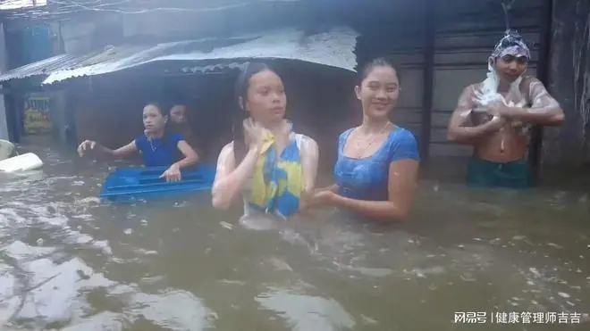 沈阳有人在积水中游泳,“泳士”刷屏,我却笑不出来:那摊积水里,到底藏着多少健康“暗雷”?