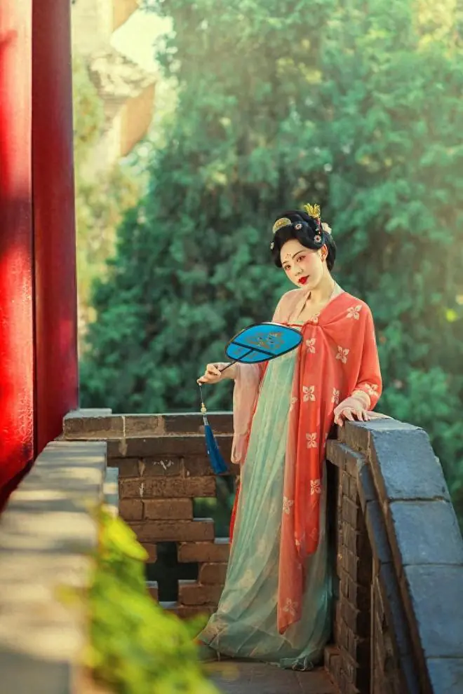 才女征婚出上联:蚕为天下虫,书生对出绝妙下联让才女心动不已!