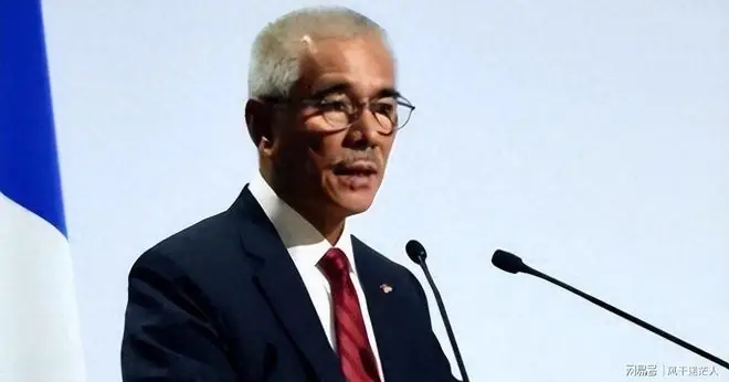 华裔总统上任第一件事，就是和中国断交，面对亡国危机又想来求助