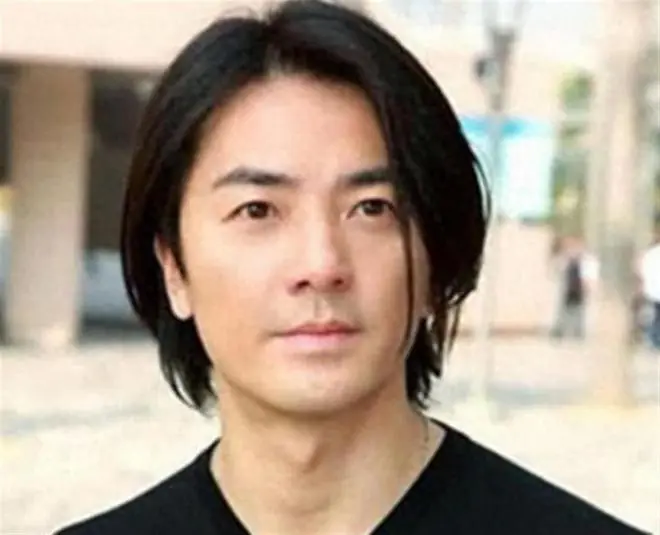 郑伊健路边摊被偶遇，头发稀疏，49岁蒙嘉慧认不出！