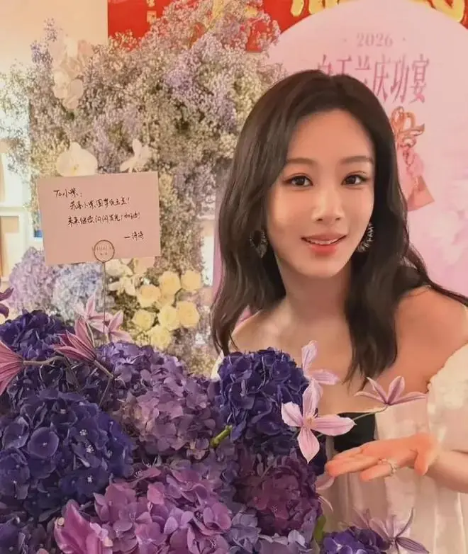 白玉兰庆功宴上杨紫的全家福，让大家瞬间读懂了她20年打拼的底气