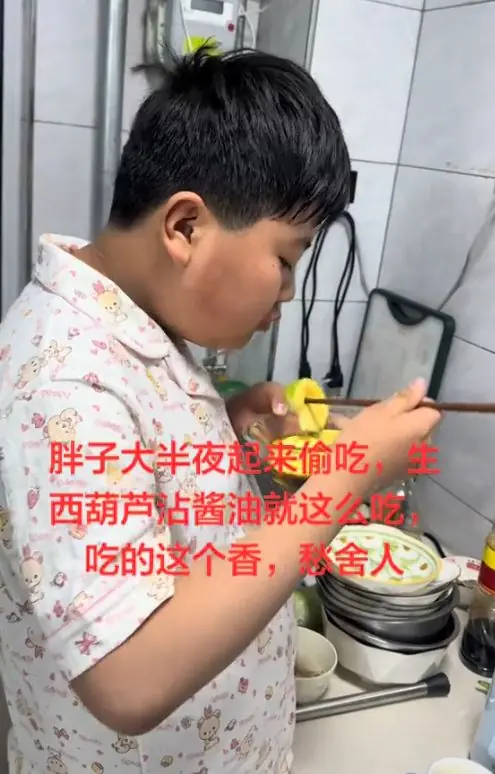 “你儿子已经黑棘皮了”,家长晒半夜吃生西葫芦,过来人无奈提醒