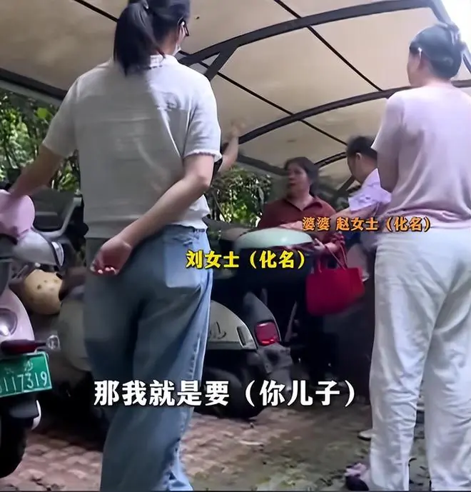 湖南长沙一已婚男子出轨邻栋女子，婆婆为了孙子儿媳上门硬刚小三，女子：“我就是要你儿子”；原配：将通过法律途径维权
