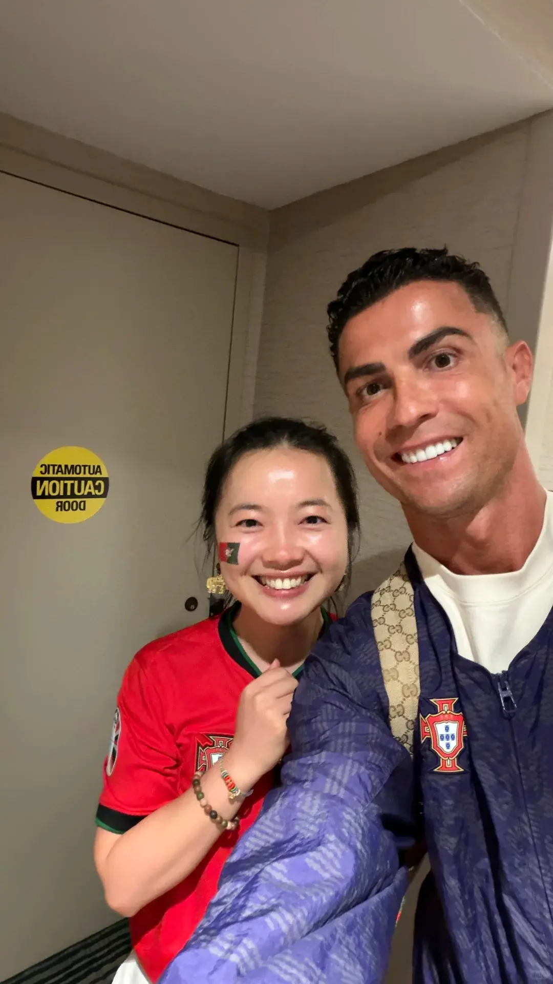 羡慕了！一中国女球迷在电梯间偶遇C罗，拉着去消防通道合影