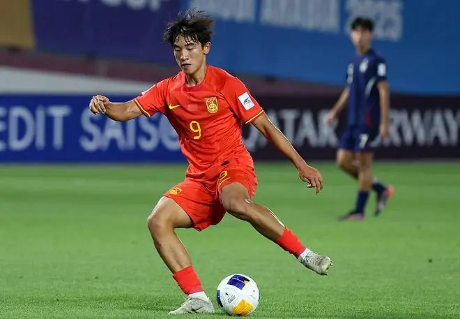 不是王钰栋！18岁小将加盟法甲俱乐部，国足未来八年必回世界杯
