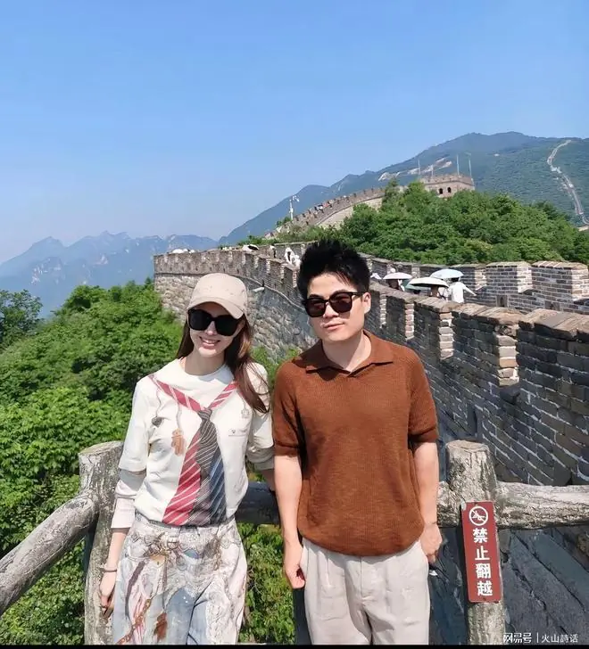 董宇辉与昆凌同游长城合照刷屏！网友：他凭本事追到自己的明星
