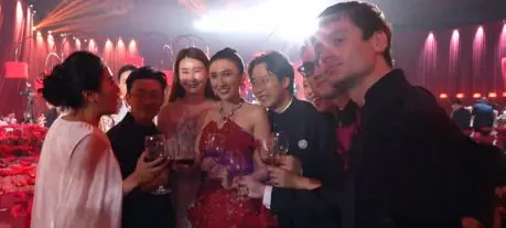 王宝强携女友参加婚礼被拍！冯清气场全开，衬得他像小娇夫
