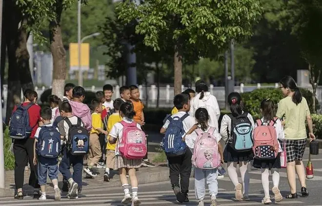 东莞一小学提前放假,多名家长投诉!