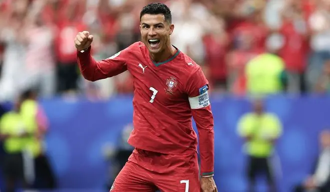41岁C罗破魔咒！轰世界杯淘汰赛首球，狂刷8大纪录 FIFA官方祝贺