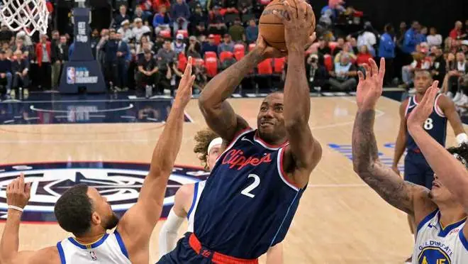 尽管交易陷入僵局，科怀·伦纳德仍现身猛龙队NBA夏季联赛现场
