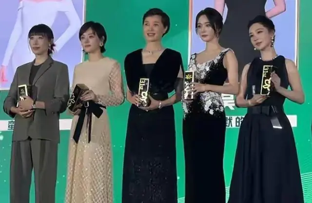 白玉兰提名女主角合影！孙俪没礼貌，杨紫靠边站，杨幂侧身让C位