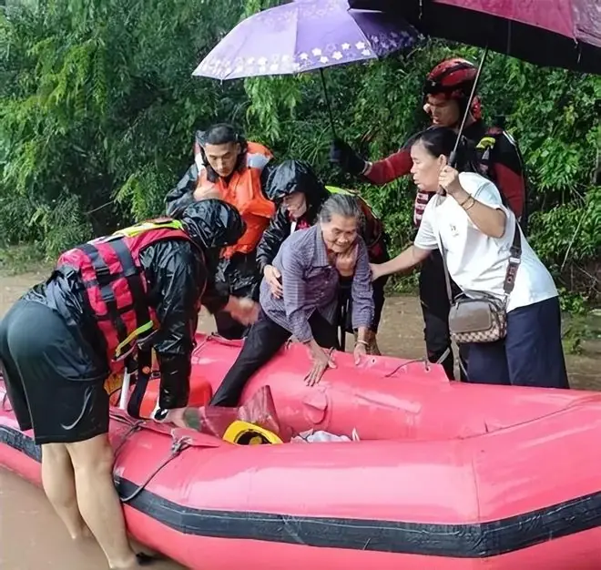 万万没想到，刘强东会因广西大雨后的两个举动，实现口碑暴涨！