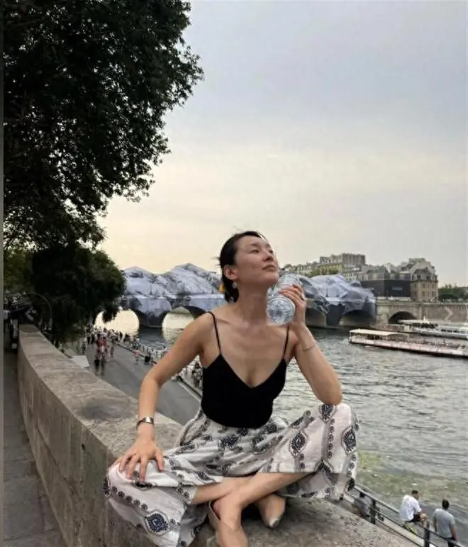 她是大家熟悉的演员，不拍戏在法国洗碗谋生，如今遭遇高温热得慌