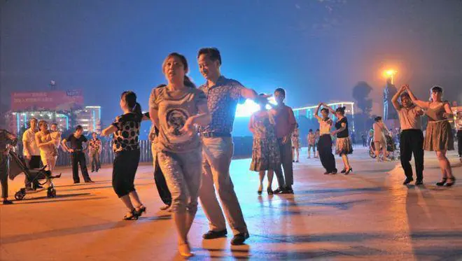 为什么奉劝老人不要去跳交谊舞？63岁阿姨说道：交谊舞害人不浅