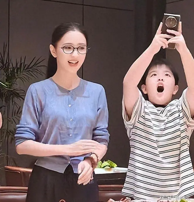佟丽娅全国巡演也得带娃！景德镇游玩瘦成纸片人，肌肉下垂皱纹多