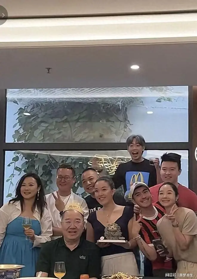 英达一家四口新露面!梁欢容貌大变,电了头发,英如镝兄妹发胖了