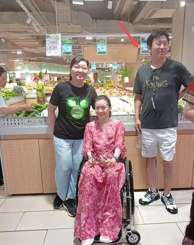 45岁桑兰和老公黄健在北京逛超市买菜被偶遇，她坐在轮椅上，穿着一条碎花长裙，脸色红润，状态超好，气质出众！