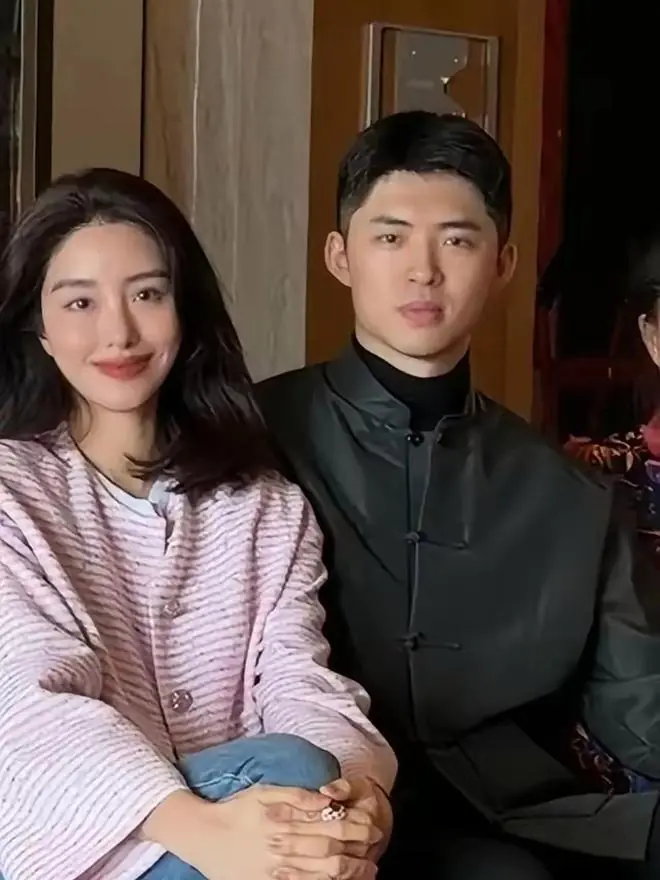 杨采钰现身挪威游玩被偶遇，富三代老公全程陪伴，颜值堪比男明星