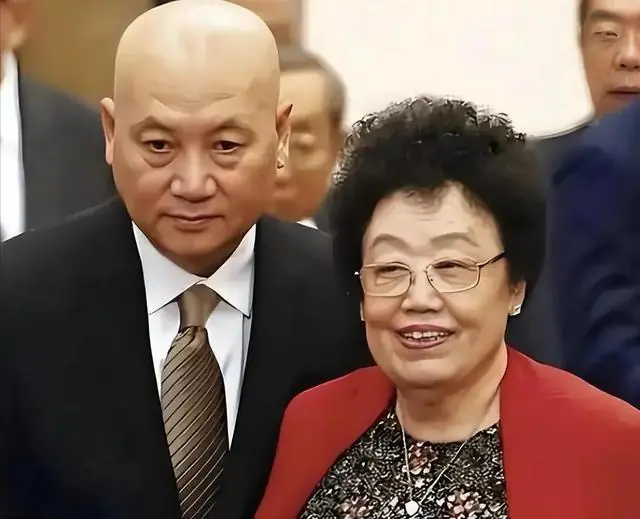 丧妻2个月后，迟重瑞近况曝光，和翁帆选择一样，陈丽华没遗憾了