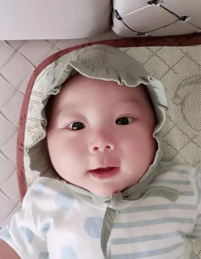 6个月确诊“婴儿渐冻症”,医生说最多活18个月,外公外婆9年陪伴,如今上二年级,考全班第一