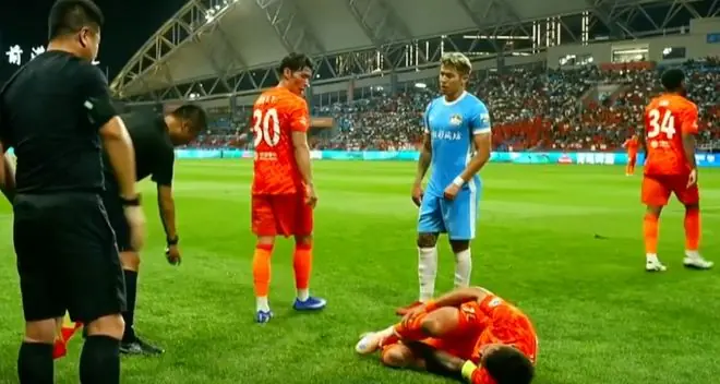 2-1！云南玉昆大逆转，裁判上演吹球帽子戏法，叶力江失误送大礼