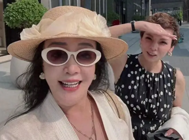 炎炎夏日，兰姐陪玥儿三里屯逛街，满脸宠溺心疼孙女，玥儿很文静