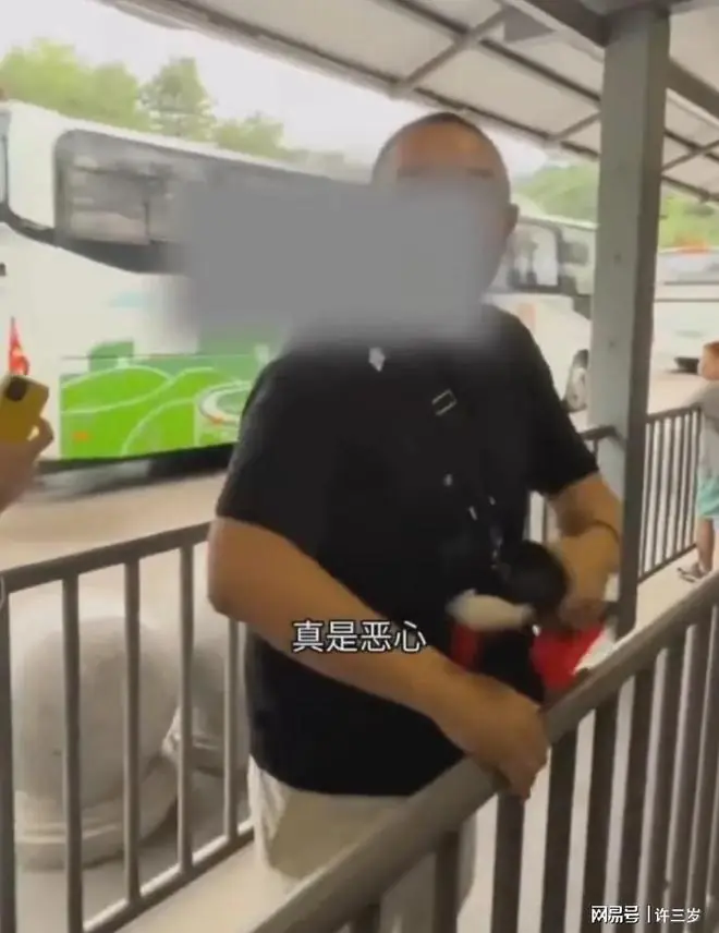 导游带外籍游客插队，女子劝阻反遭辱骂威胁，正脸曝光，网友怒批