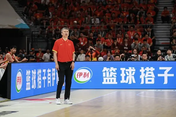 媒体人：男篮被逼绝境迸发能量 最大改变是不再执着压节奏打低位
