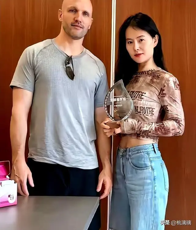 吃中国的饭砸中国的碗，崇洋媚外的网红小易，这场翻车一点都不冤