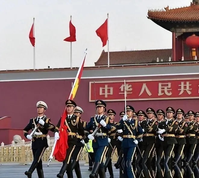 天安门广场的国旗每天都换新，这是浪费？其实它有更多重要用途
