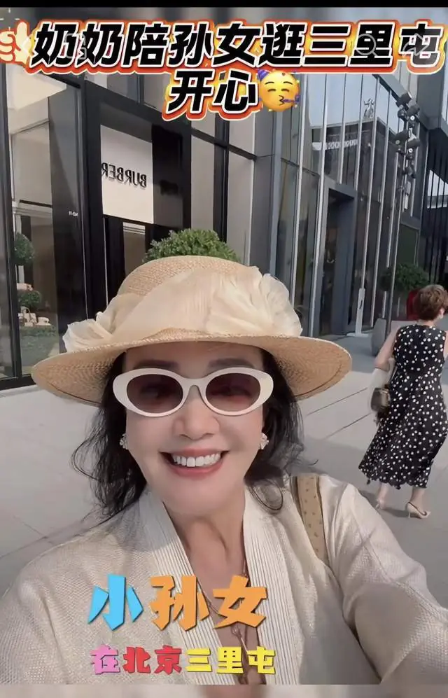 张兰带孙女现身三里屯！小玥儿逛奢侈品店，剪头发了气质大变样