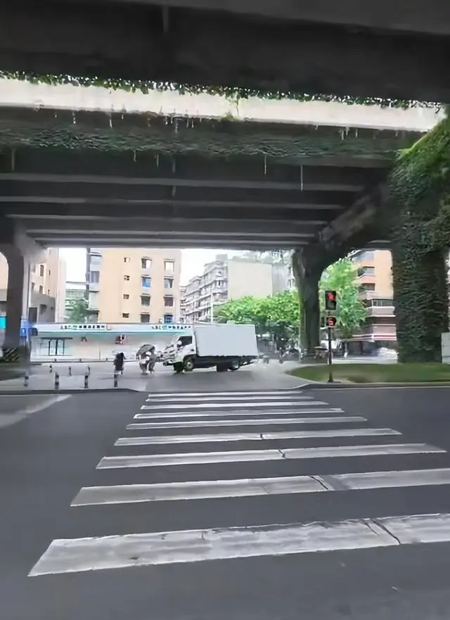 成都金牛区厢式货车失控，撞倒路中间安全岛2人，现场情况惨烈；警方：很快进行通报