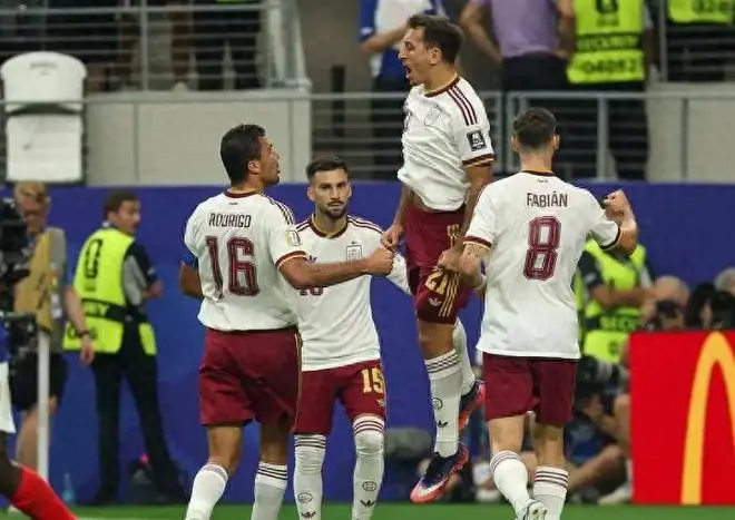 2-0爆冷!世界杯戏剧性一夜,法国惨遭三连杀,高卢雄鸡遗憾出局