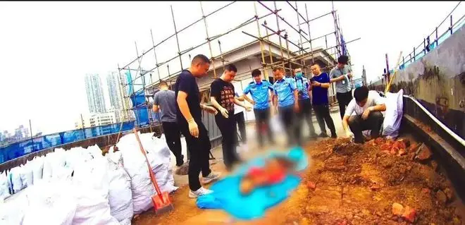 “四川泸州花坛白骨案”一审将开庭，被害人儿子10岁那年以为母亲失踪，28年后商场花坛被敲碎，才发现母亲尸骨